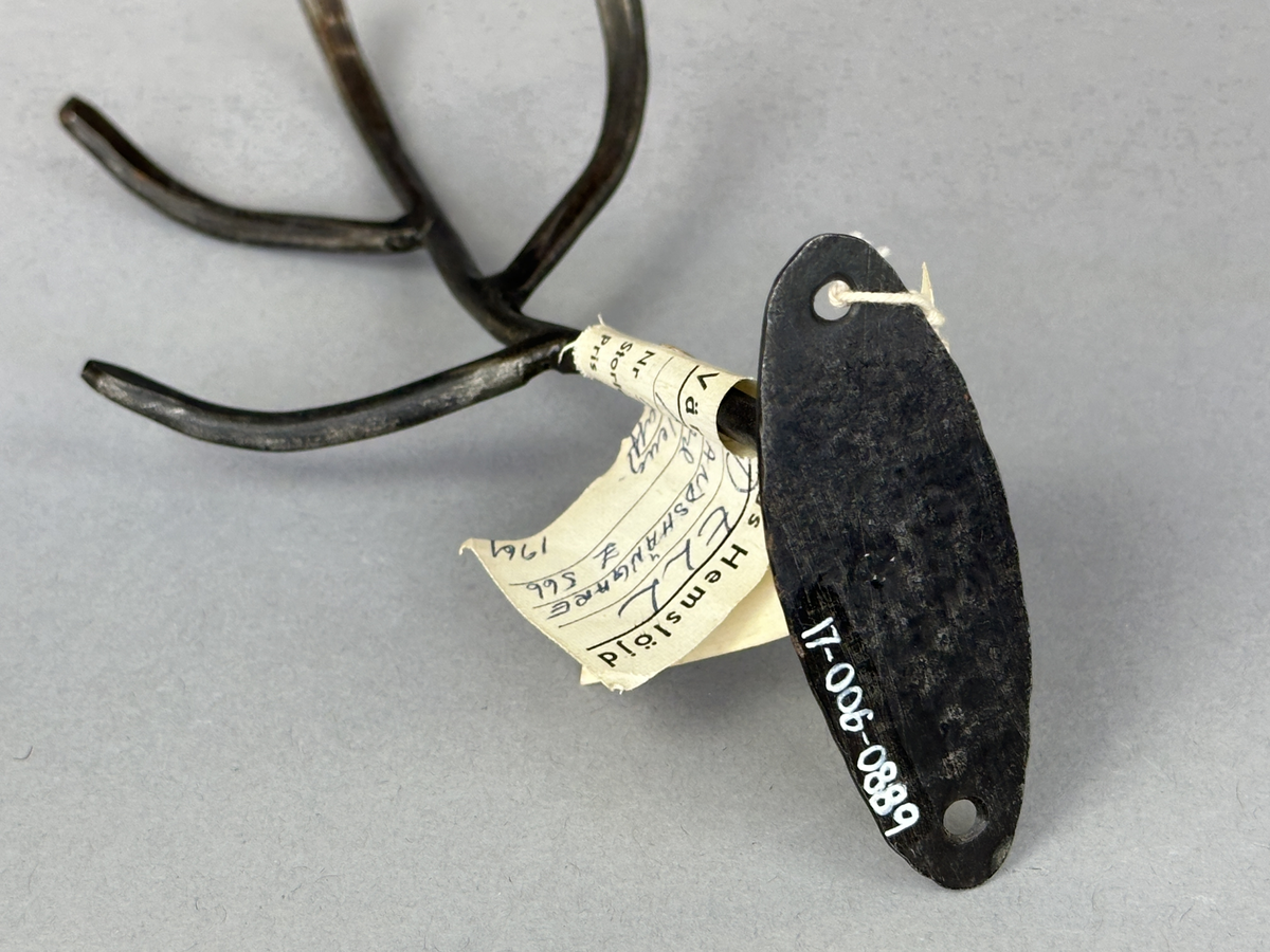 Smyckehängare av svartbränt järn.