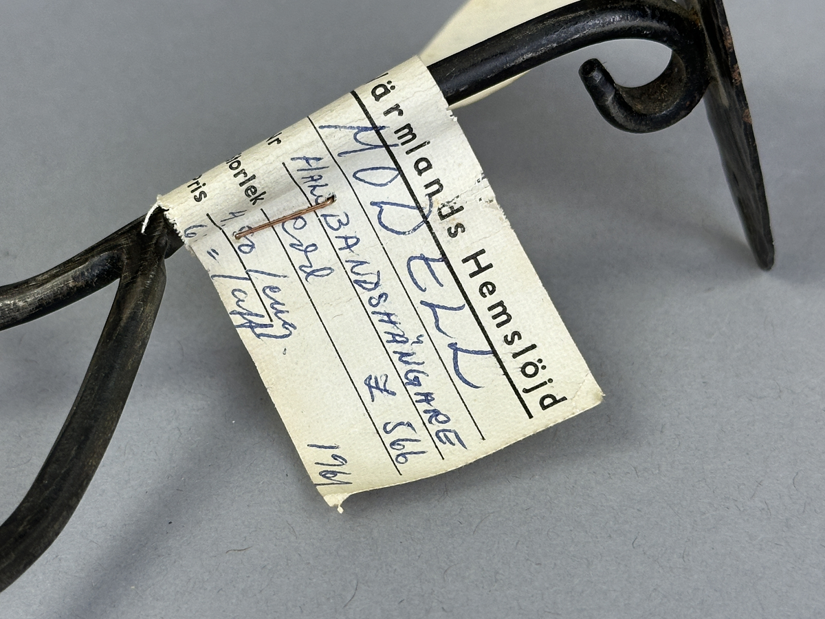 Smyckehängare av svartbränt järn.