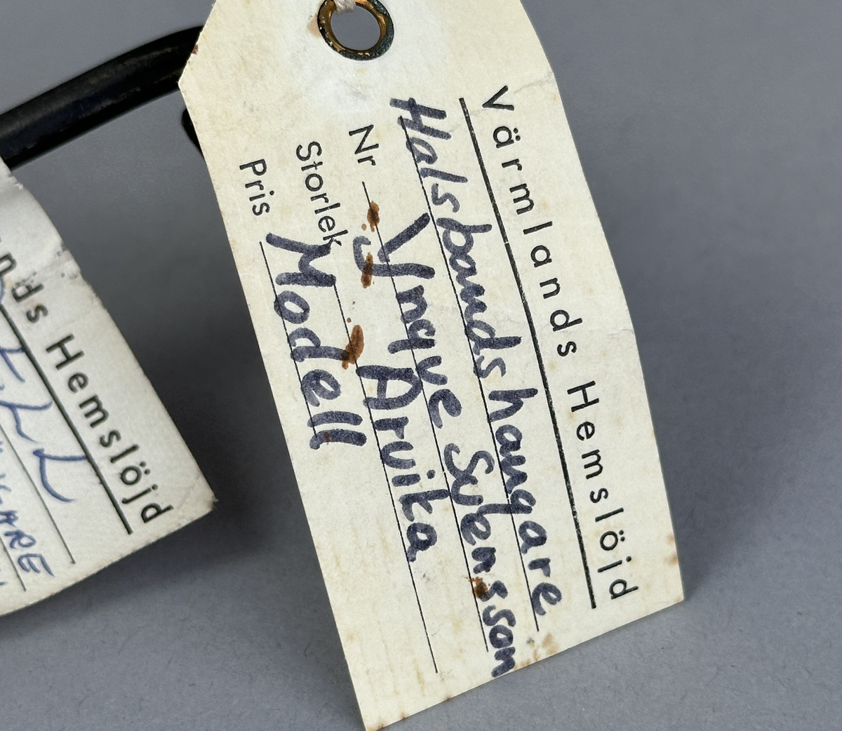 Smyckehängare av svartbränt järn.