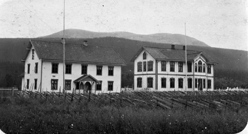 To større bygg, med to etasjer og to piper. Fjell i bakgrunnen. Arbeidern og Tingvang i Innbygda. Arbeidern til venstre ble bygget av Trysil Arbeiderforening i 1904/05 og lagt i grus under et tysk flyangrep i mai 1940. Tingvang til høyre ble oppført i 1900/01 som nytt kommunehus, delvis av materialer fra Trysils første skolebygning. Det huset også banklokaler og bibliotek i perioder. Tingvang ble revet i 1966. Kilde Innbygda : et miljø med tradisjoner, Trysil bygdetun 1986. Dette er langs Storvegen nord i Innbygda, Tingvang lå der Circle K ligger i dag, Storvegen 2.