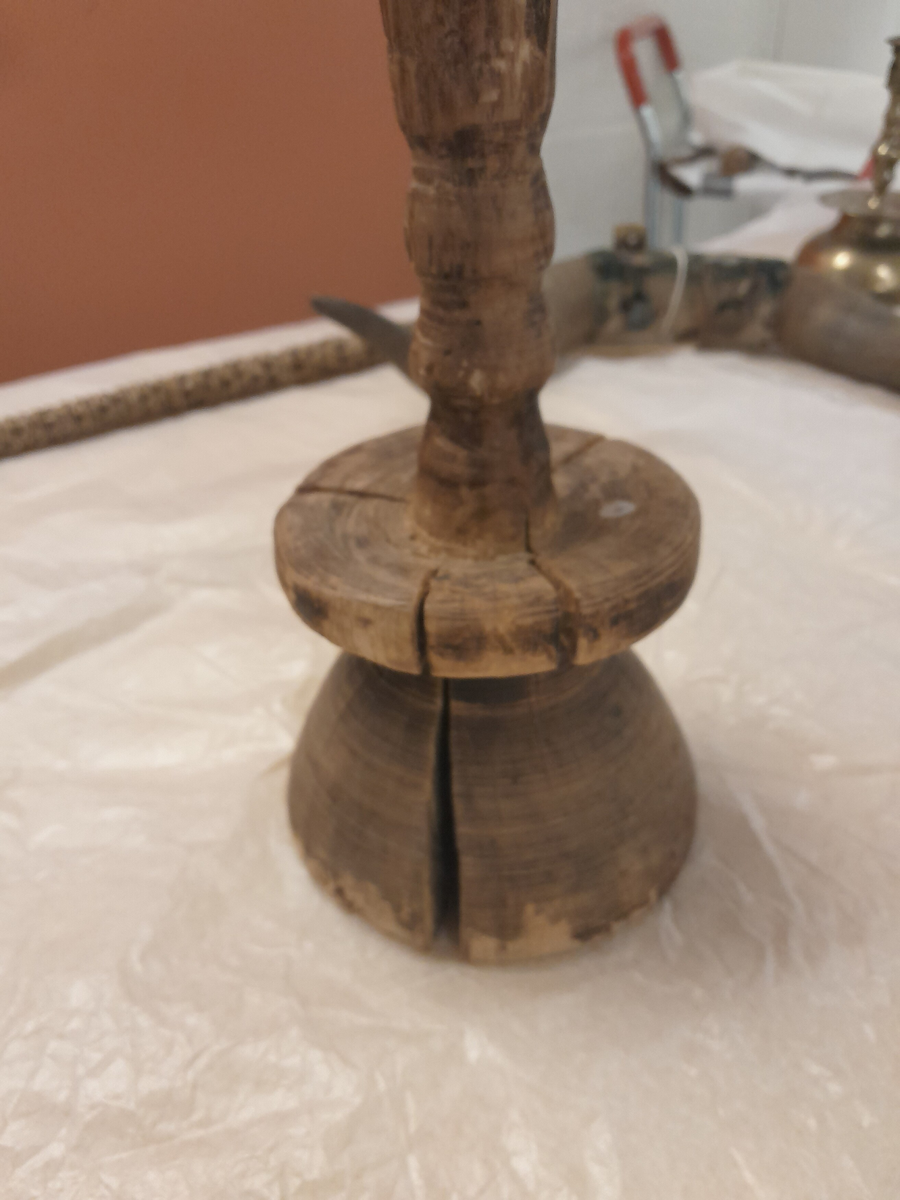 Form: Lysestake av tre med jarnpipe. Massingfasong med massiv "kvelva" fot og brei skål.
