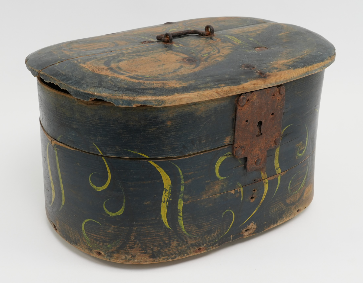 Viksdalmåling. På mørkeblå bakgrunn svarte og gule ranker med bladverk i mellom.