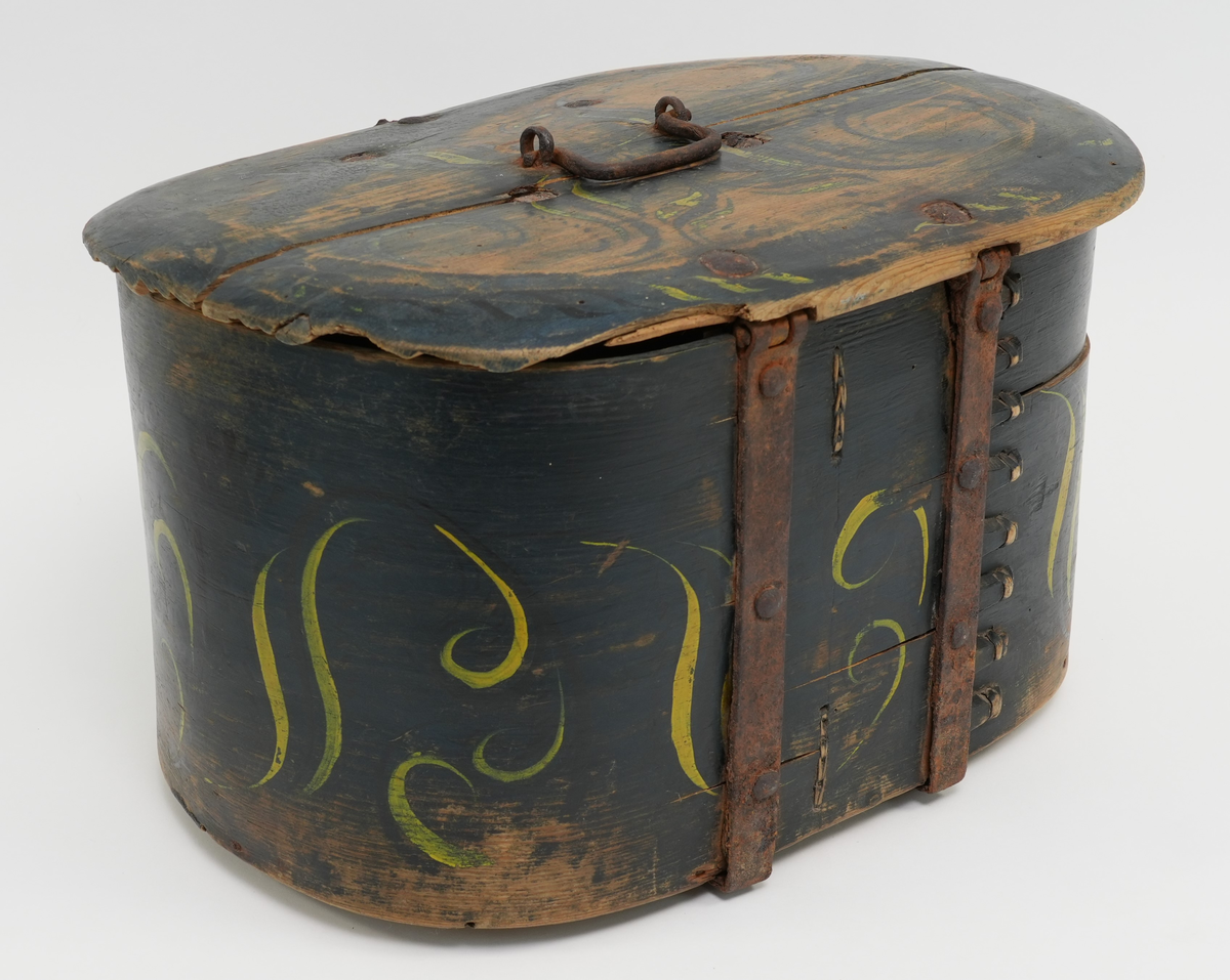 Viksdalmåling. På mørkeblå bakgrunn svarte og gule ranker med bladverk i mellom.