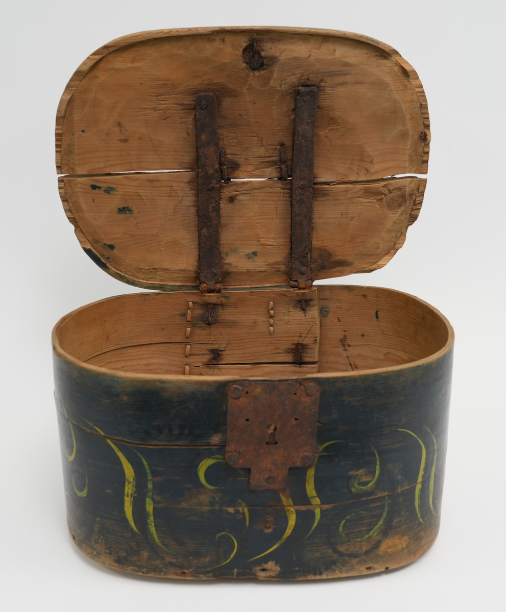 Viksdalmåling. På mørkeblå bakgrunn svarte og gule ranker med bladverk i mellom.