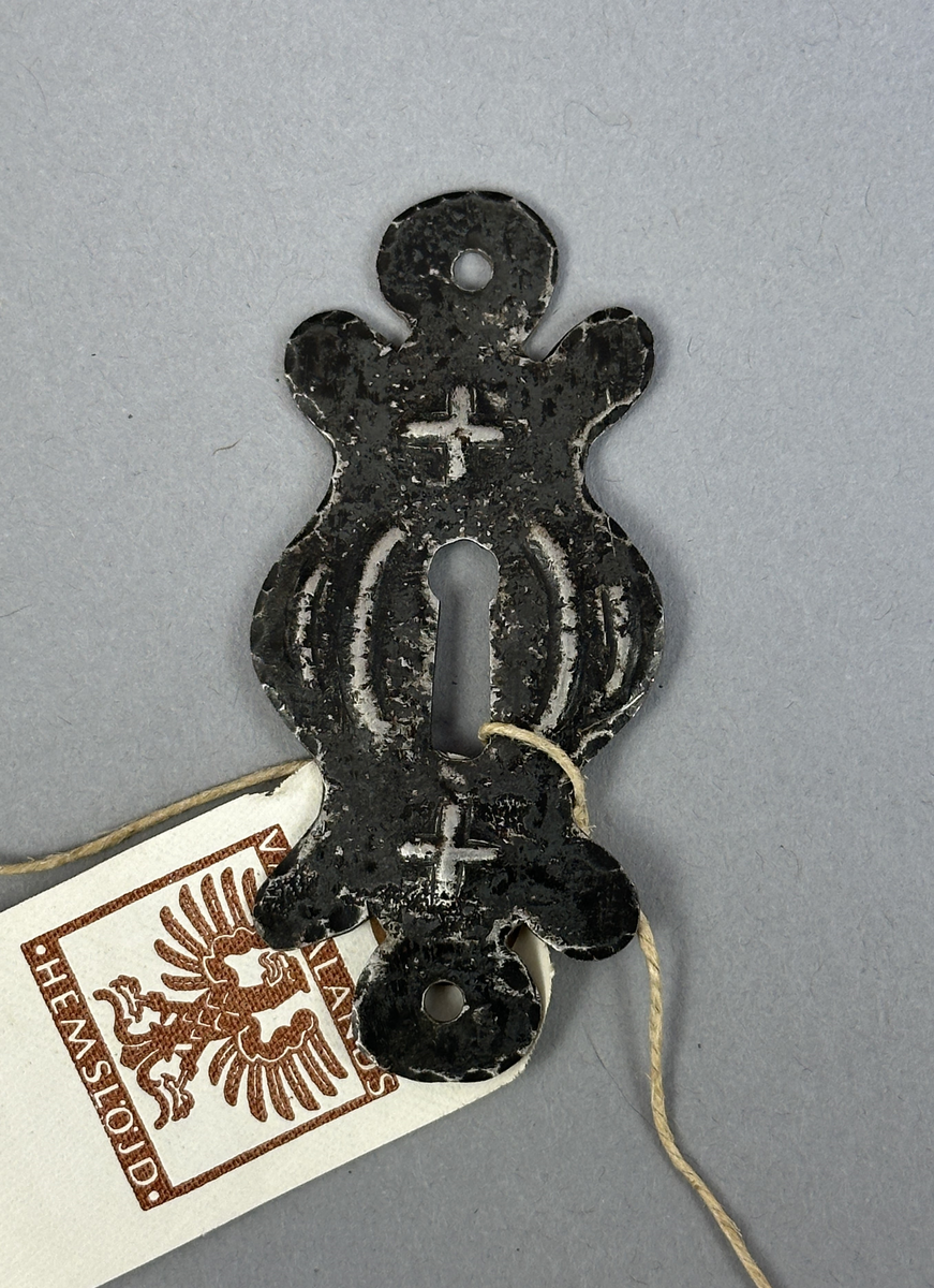 Nyckelhålsbeslag av järn med punsad dekor.