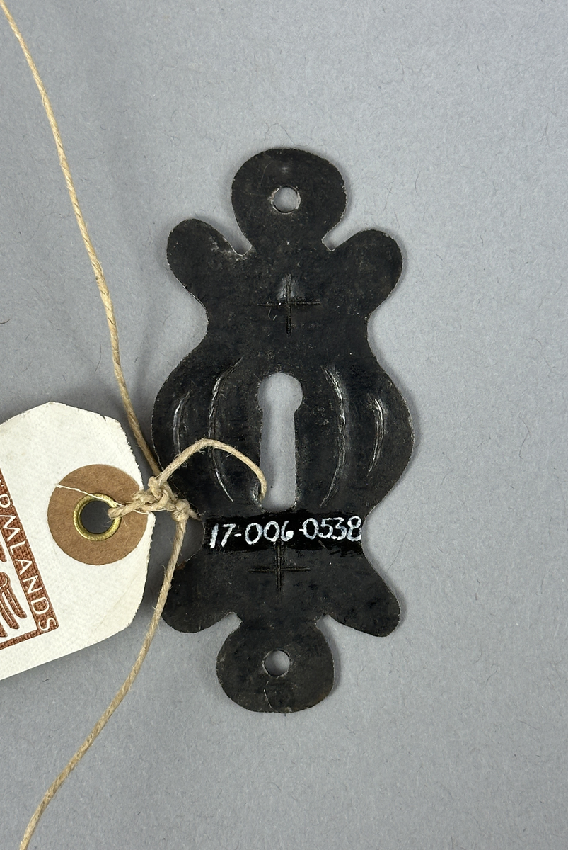 Nyckelhålsbeslag av järn med punsad dekor.