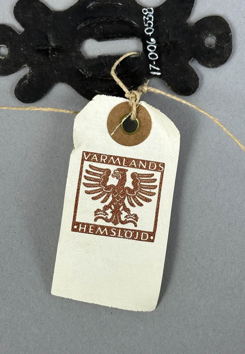 Nyckelhålsbeslag av järn med punsad dekor.