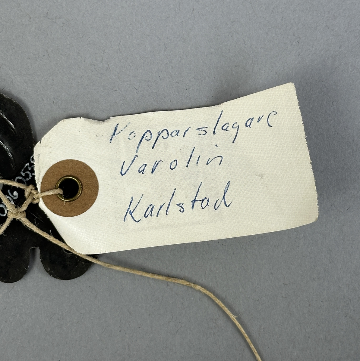 Nyckelhålsbeslag av järn med punsad dekor.