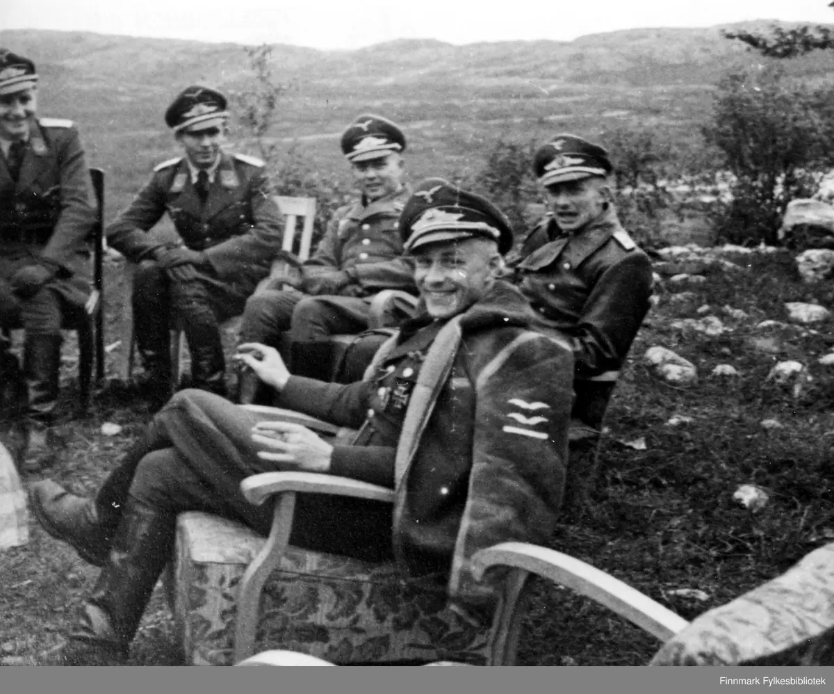 Gruppe offiserer ved 13. tunge skvadron av 5. jagerving (13.(Z)/JG 5 ...