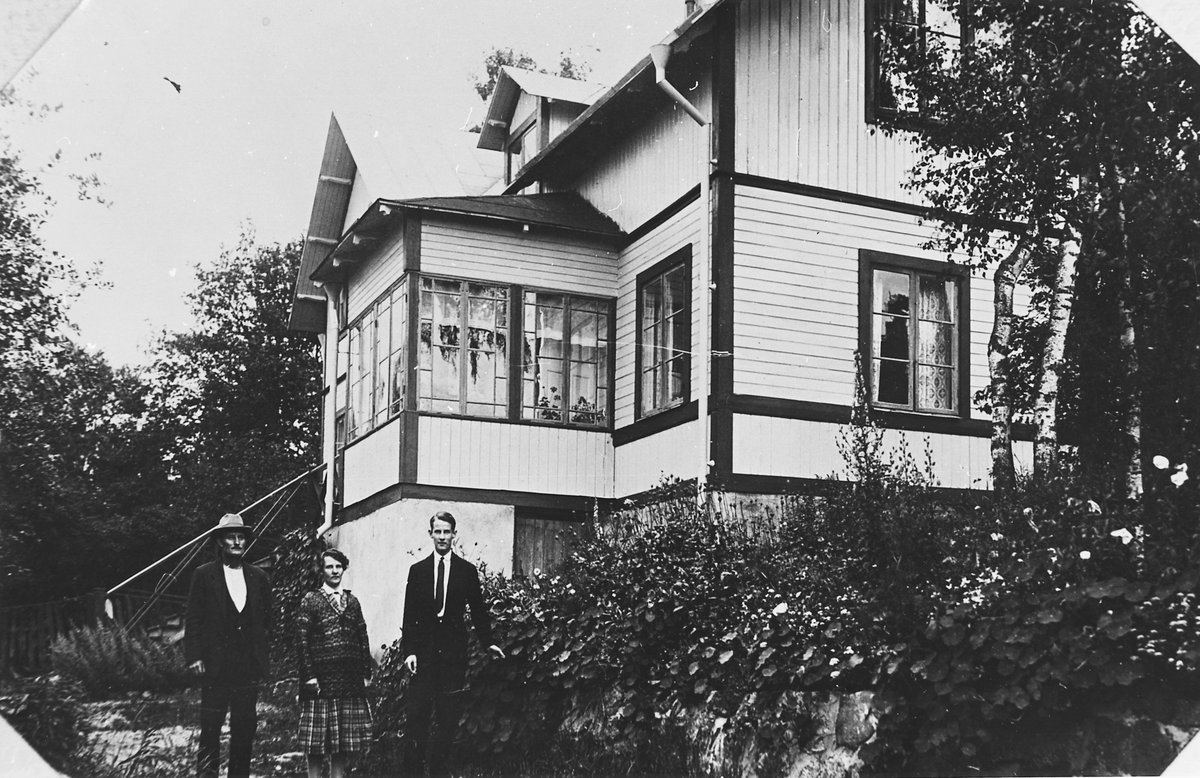Bäcklunda år 1925. 
Från vänster Oskar Rågfeldt, Vilhelmina och Bertil.
Kortet från Ingrid Rågfeldt