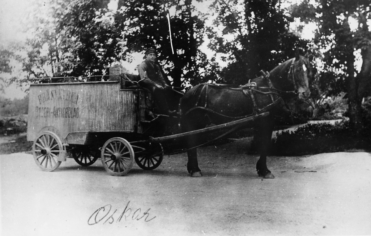 Oskar Jahnsson från Hagsätra. 
Brödutkörare vid Brännkyrkabageriet vid Leipzig omkring 1920-1930.
Repro från Fru Märta Johansson, gift Forsberg. ::