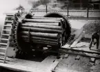 Virke uttages efter arsenikimpregnering från en cylinder i en tryckanläggning, Boliden 1942. Bolidens Gruv AB.