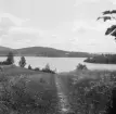 Borlänge, Torsång. Övre Milsbosjön från Svens Sedins på andra sidan Faxberget i bakgrunden. Rösåsen t.v. 1926.