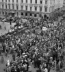 Majkarnevalen i Linköping år 1951 på Stora torget i Linköping. Man ser Folkungabrunnen till vänster i bild.


Om Majkarnevalen:
I slutet av 1800-talet åkte ett gäng musicerande ungdomar genom Linköping med oxdragen vagn. Det blev starten för det som senare kallades Majkarnevalen.  Gymnasieelever från Linköping klädde ut sig och åkte genom stan på flak runt första maj, de drev gärna med sin nutidshistoria, politik och kändisar. Programmen såldes av de så kallade Majgubbarna. 

Musiken kom från Bonnkapälle, vilka man kan höra vid festliga tillfällen idag. Det började med ett gäng ungdomar från Högre Elementarskolan som klämde in sig mellan bidrag 7 och 8 i Majkarnevalen. Detta gör att det än idag står 7 ½ på ryggen på de som spelar i Bonnkapälle.  Bonnkapälle är idag en av Sveriges äldsta orkestrar. Föreningen bygger på mottot En gång kapällist, alltid kapällist.

Den sista Majkarnevalen hölls år 1996, festivalen hade då funnits i 136 år, oxar hade bytts mot traktorflak. Det inkom klagomål eftersom karnevalen innehöll fylla, ärtrör, smällar och annat, sponsorerna gav vika. Linköping hade år 1996 utvecklats till en stark studentstad, och Majkarnevalen fick konkurrens av Studentorkesterfestivalen, som finns kvar än idag.

...

385 bilder om Linköping på 1950-talet från tidningen Östgötens arkiv. Framtidstro och optimism är ord som sammanfattar Linköping på femtiotalet. Årtiondet innebar satsningar för att förbättra linköpingsbornas livsvillkor. Bostadsfrågan och trafiklösningarna dominerade den lokalpolitiska agendan.
Bilderna digitaliserades år 2013.