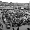 I väntan på 1951 års Majgubbar. 
Vy över Stora torget och dess torghandel. Man ser gågatan, Tanneforsgatan längt uppe i högra hörnet. Många säljer ballonger inför Majkarnevalen och festligheterna i Linköping. Våren 1951. 
...

385 bilder om Linköping på 1950-talet från tidningen Östgötens arkiv. Framtidstro och optimism är ord som sammanfattar Linköping på femtiotalet. Årtiondet innebar satsningar för att förbättra linköpingsbornas livsvillkor. Bostadsfrågan och trafiklösningarna dominerade den lokalpolitiska agendan.
Bilderna digitaliserades år 2013.