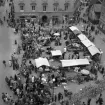 I väntan på 1951 års Majgubbar. 
Vy över Stora torget och dess torghandel. Man ser gågatan, Tanneforsgatan längt uppe i högra hörnet. Många säljer ballonger inför Majkarnevalen och festligheterna i Linköping. Våren 1951. 

...

385 bilder om Linköping på 1950-talet från tidningen Östgötens arkiv. Framtidstro och optimism är ord som sammanfattar Linköping på femtiotalet. Årtiondet innebar satsningar för att förbättra linköpingsbornas livsvillkor. Bostadsfrågan och trafiklösningarna dominerade den lokalpolitiska agendan.
Bilderna digitaliserades år 2013.