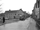 I december 1955 skrev Östgöten att Linköping var en trafikfälla mindre eftersom gatukontoret snabbhet ordnat passagen mellan Hamngatan och Storgatan.

...

385 bilder om Linköping på 1950-talet från tidningen Östgötens arkiv. Framtidstro och optimism är ord som sammanfattar Linköping på femtiotalet. Årtiondet innebar satsningar för att förbättra linköpingsbornas livsvillkor. Bostadsfrågan och trafiklösningarna dominerade den lokalpolitiska agendan.
Bilderna digitaliserades år 2013.