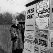 Rut Hoffsten fotograferad i mars 1953 vid affischer om Peer Gynt på Stadsteatern.
Hoffsten hade rollen som Solvejg, det uppgavs vara hennes hittills största roll.
Rut Hoffsten är syster till Gunnar Hoffsten och knöts till Östgötateatern år 1950.
...

385 bilder om Linköping på 1950-talet från tidningen Östgötens arkiv. Framtidstro och optimism är ord som sammanfattar Linköping på femtiotalet. Årtiondet innebar satsningar för att förbättra linköpingsbornas livsvillkor. Bostadsfrågan och trafiklösningarna dominerade den lokalpolitiska agendan.
Bilderna digitaliserades år 2013.