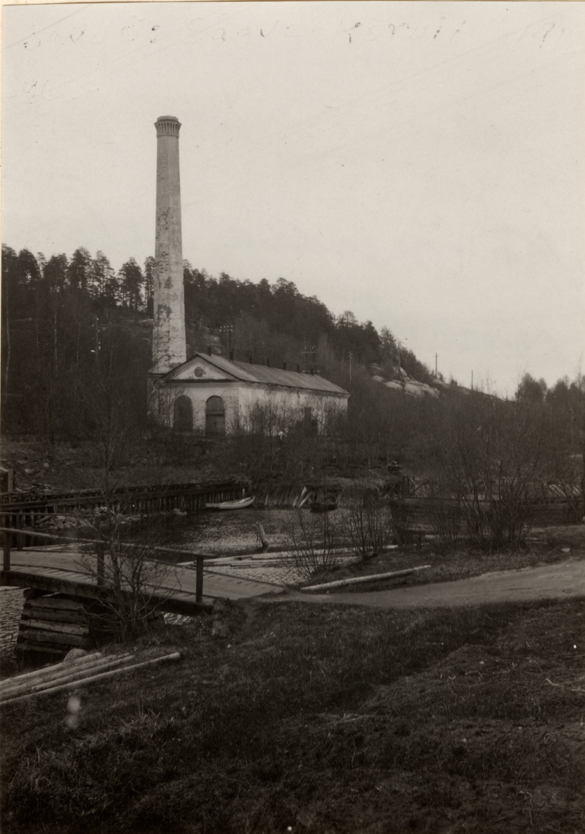 Ruinerna efter den 1918 brunna sågen på Sandö.