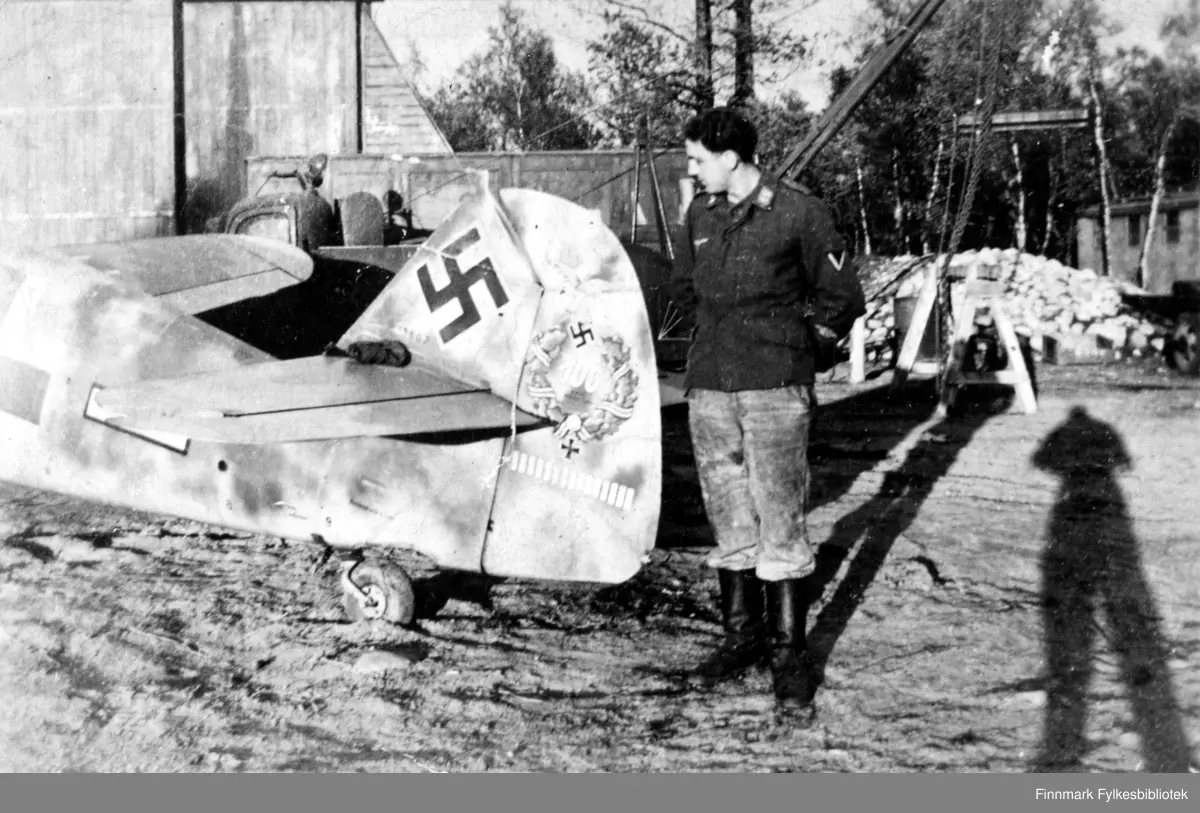 Tekniker korporal Josef Kögelmaier ved 6. skvadron av 5. jagerving (6 ...