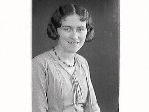 Ateljéporträtt av Doris Chrystell.