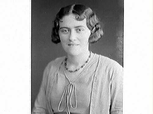 Ateljéporträtt av Doris Chrystell.