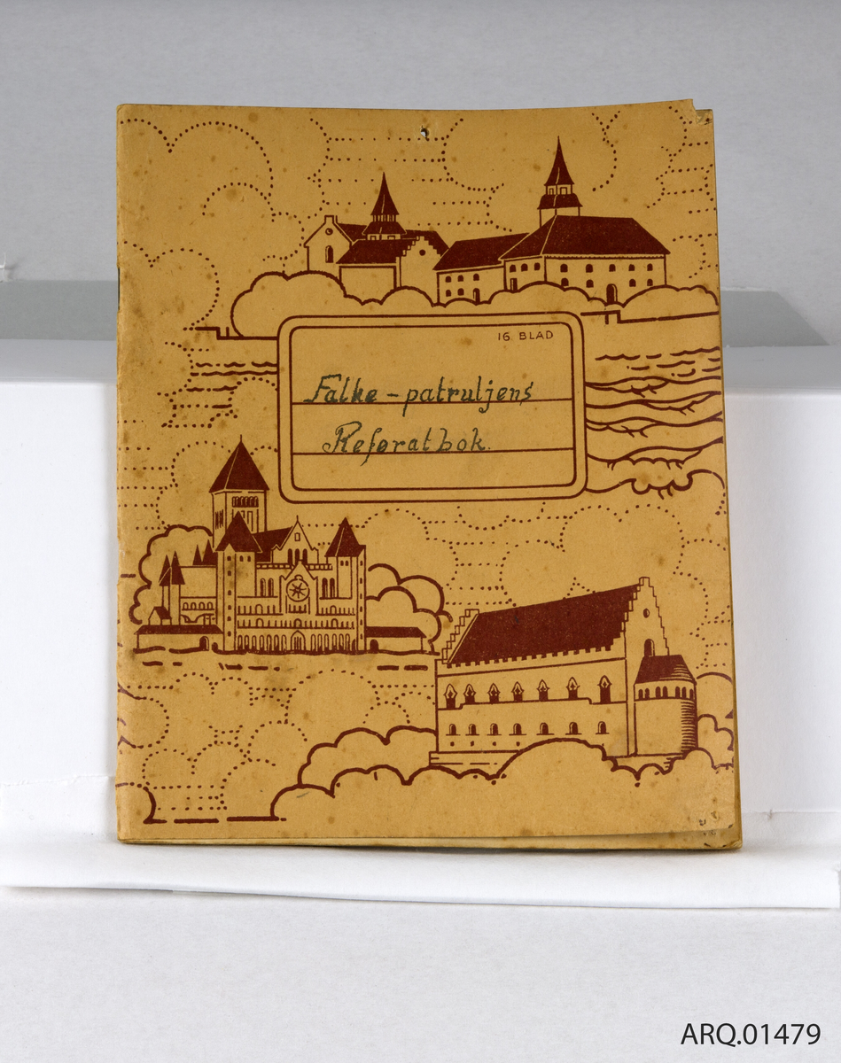 Brun referatbok for speidergruppen "falke-patruljen". Inneholder møtereferater fra 1943.