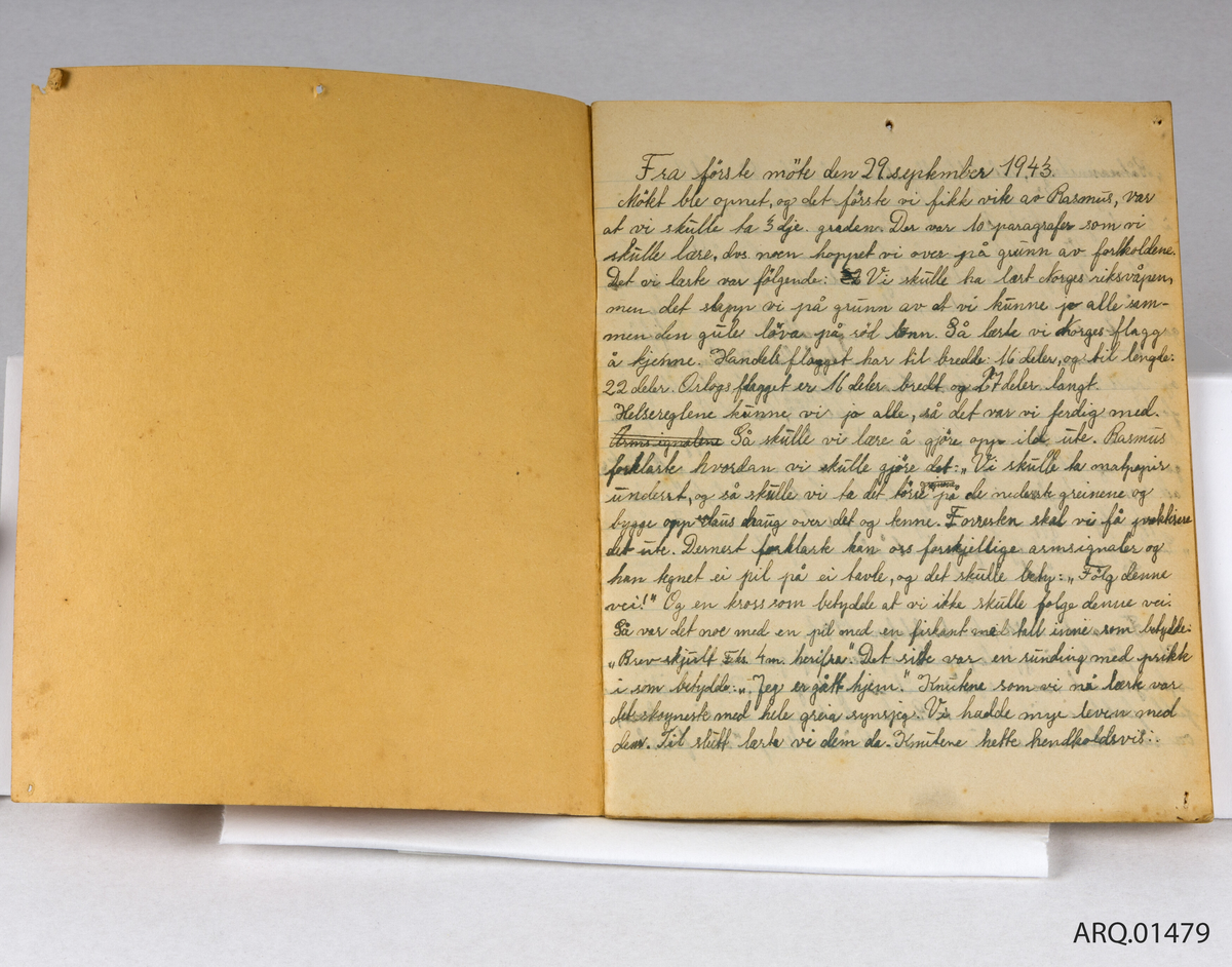 Brun referatbok for speidergruppen "falke-patruljen". Inneholder møtereferater fra 1943.