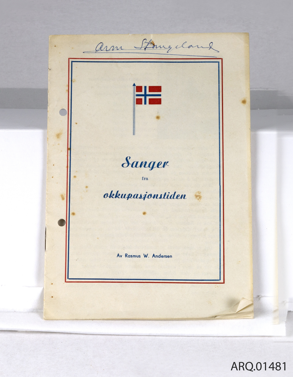 Sangheftet med en samling sanger fra okkupasjonstiden. Det norske flagg på fremsiden.