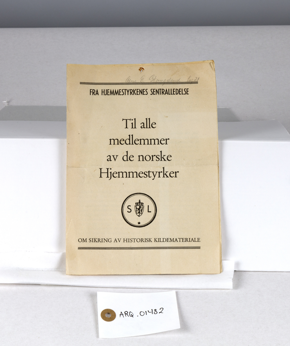 Hefte fra hjemmestykens sentralledelse , om sikring av historisk kildemateriell.