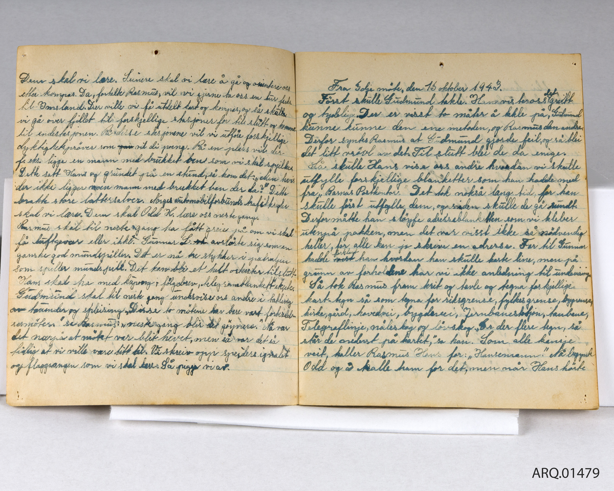 Brun referatbok for speidergruppen "falke-patruljen". Inneholder møtereferater fra 1943.