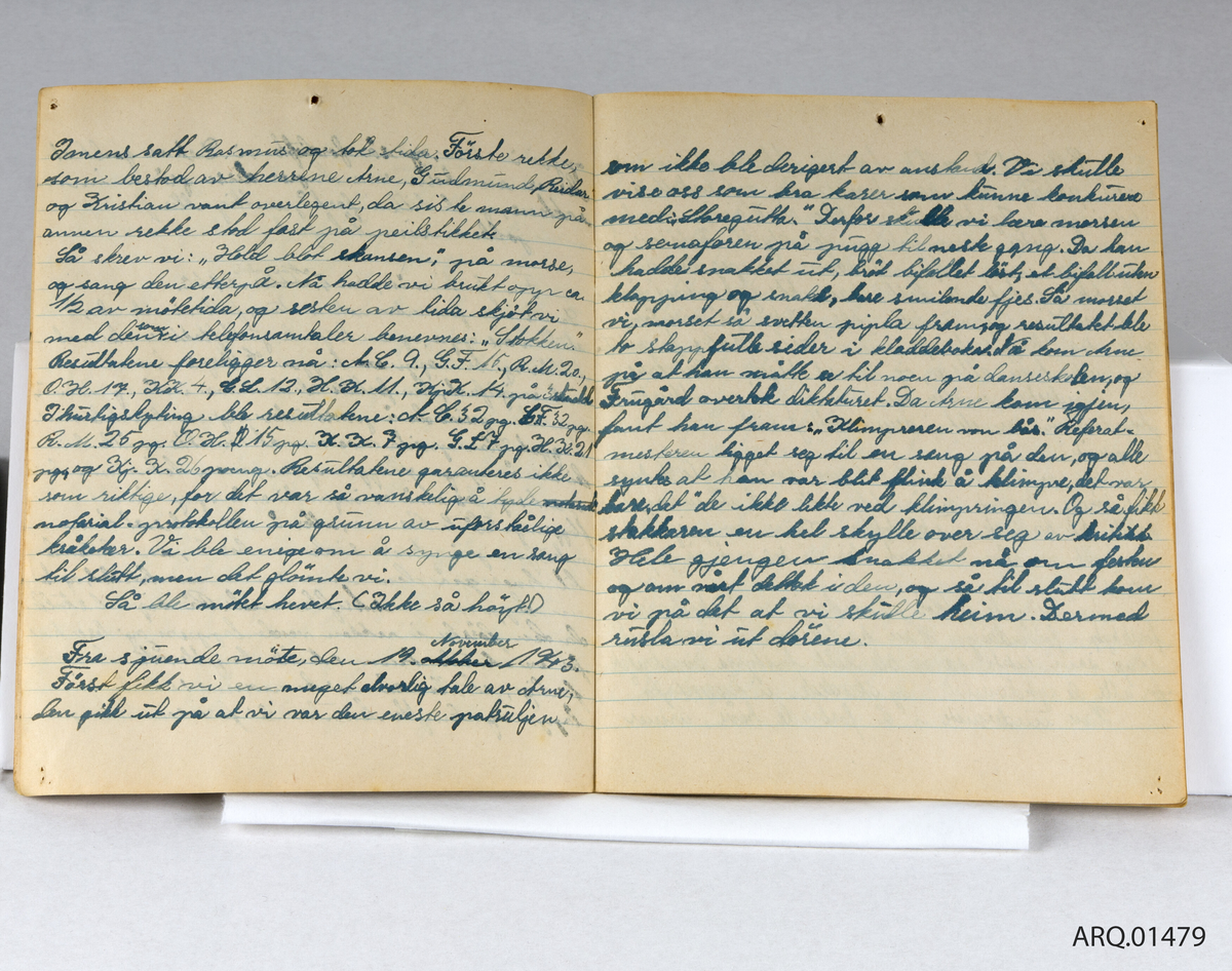 Brun referatbok for speidergruppen "falke-patruljen". Inneholder møtereferater fra 1943.