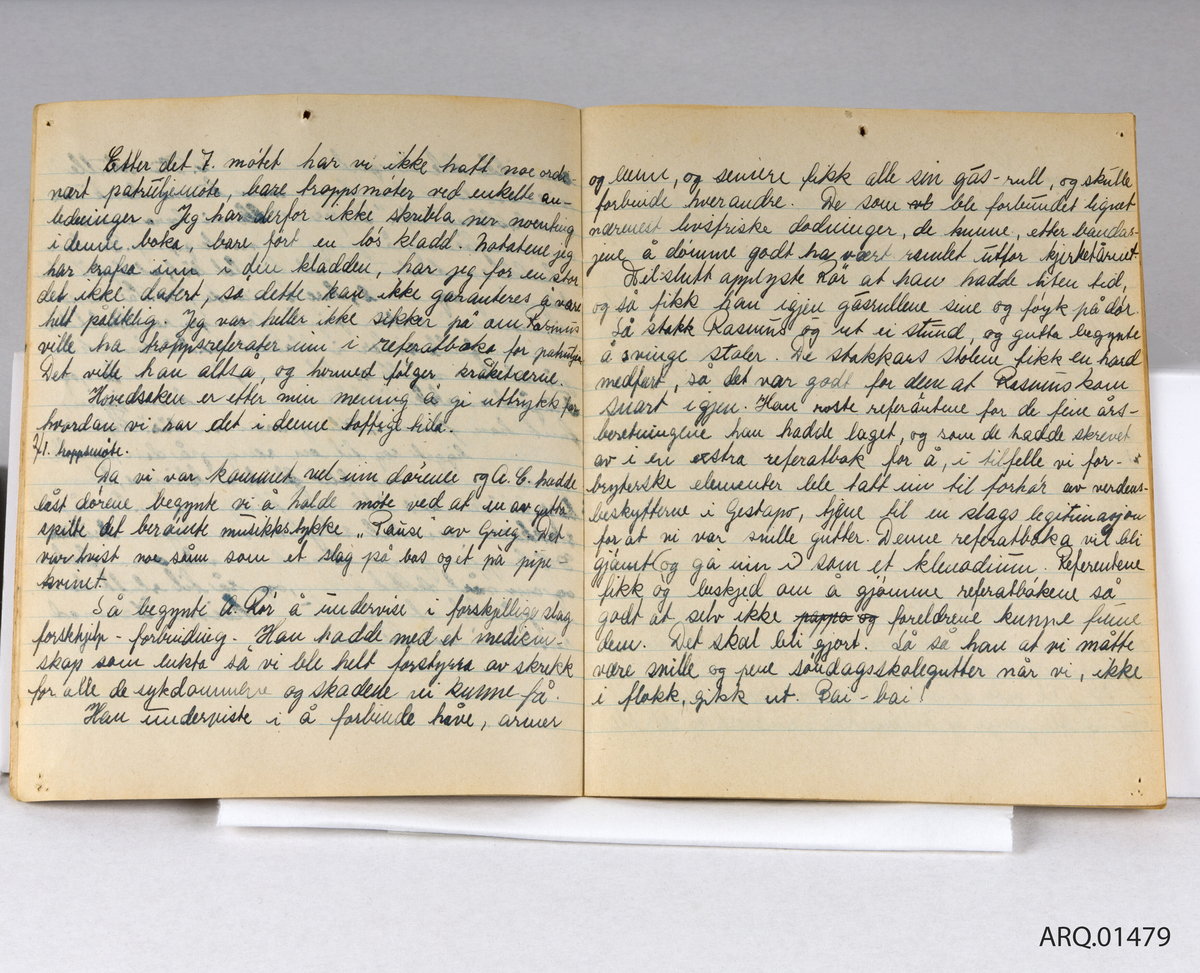 Brun referatbok for speidergruppen "falke-patruljen". Inneholder møtereferater fra 1943.