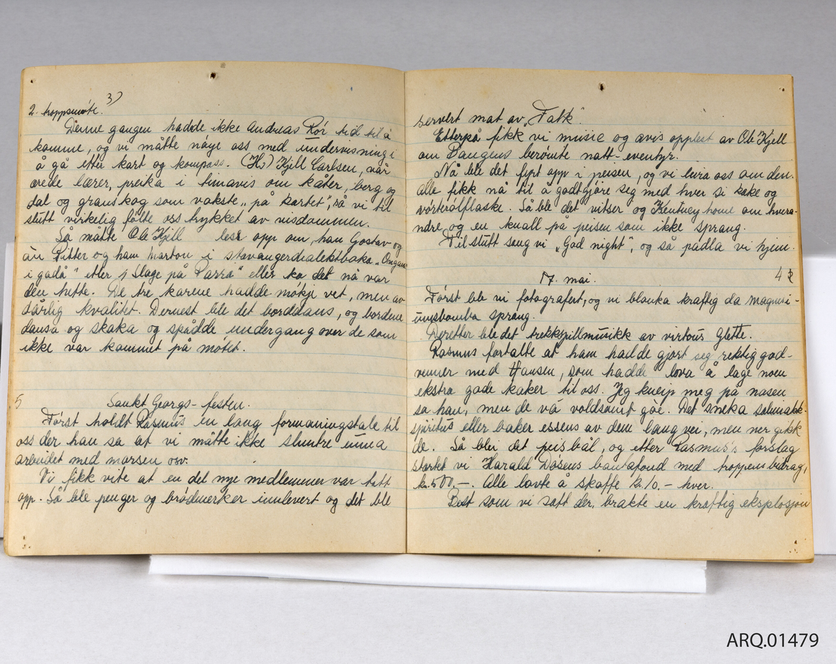 Brun referatbok for speidergruppen "falke-patruljen". Inneholder møtereferater fra 1943.