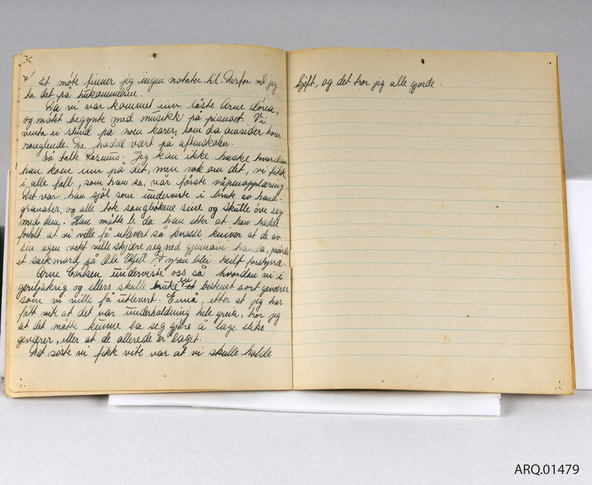 Brun referatbok for speidergruppen "falke-patruljen". Inneholder møtereferater fra 1943.