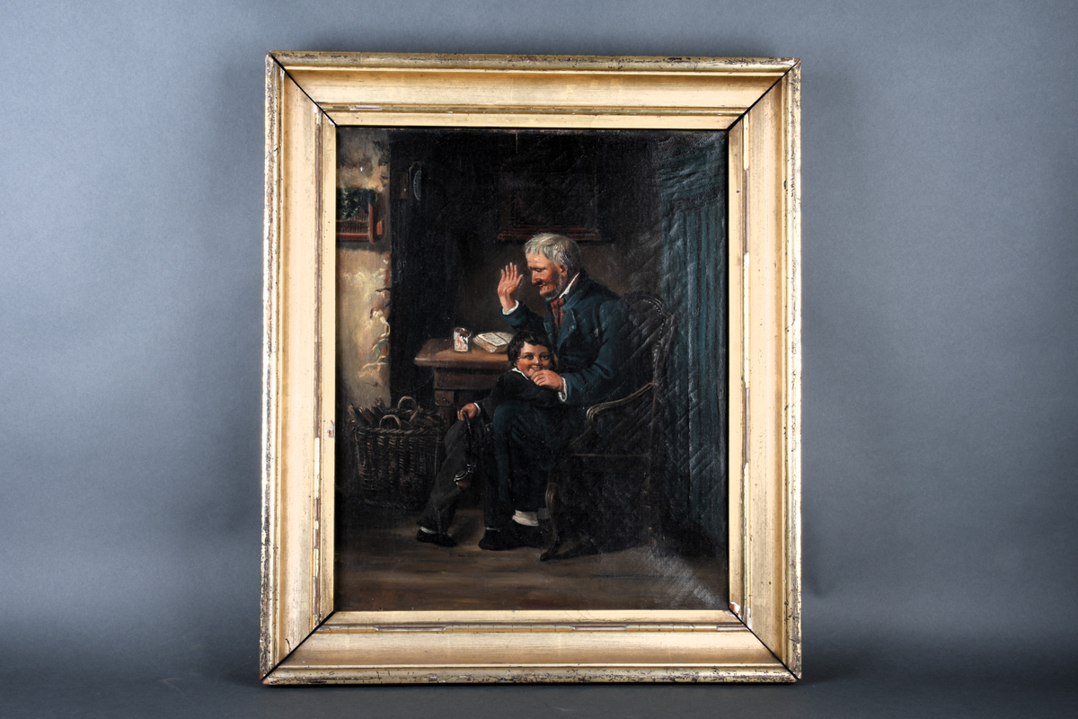 Innrammet oljemaleri på lerret med rektangulær form. Motivet viser en sittende gammel mann med hånden hevet og en liten gutt som smilende lener seg på fanget til mannen. I hånden holder gutten en lang pipe. Maleriet har forgylt og profilert treramme.