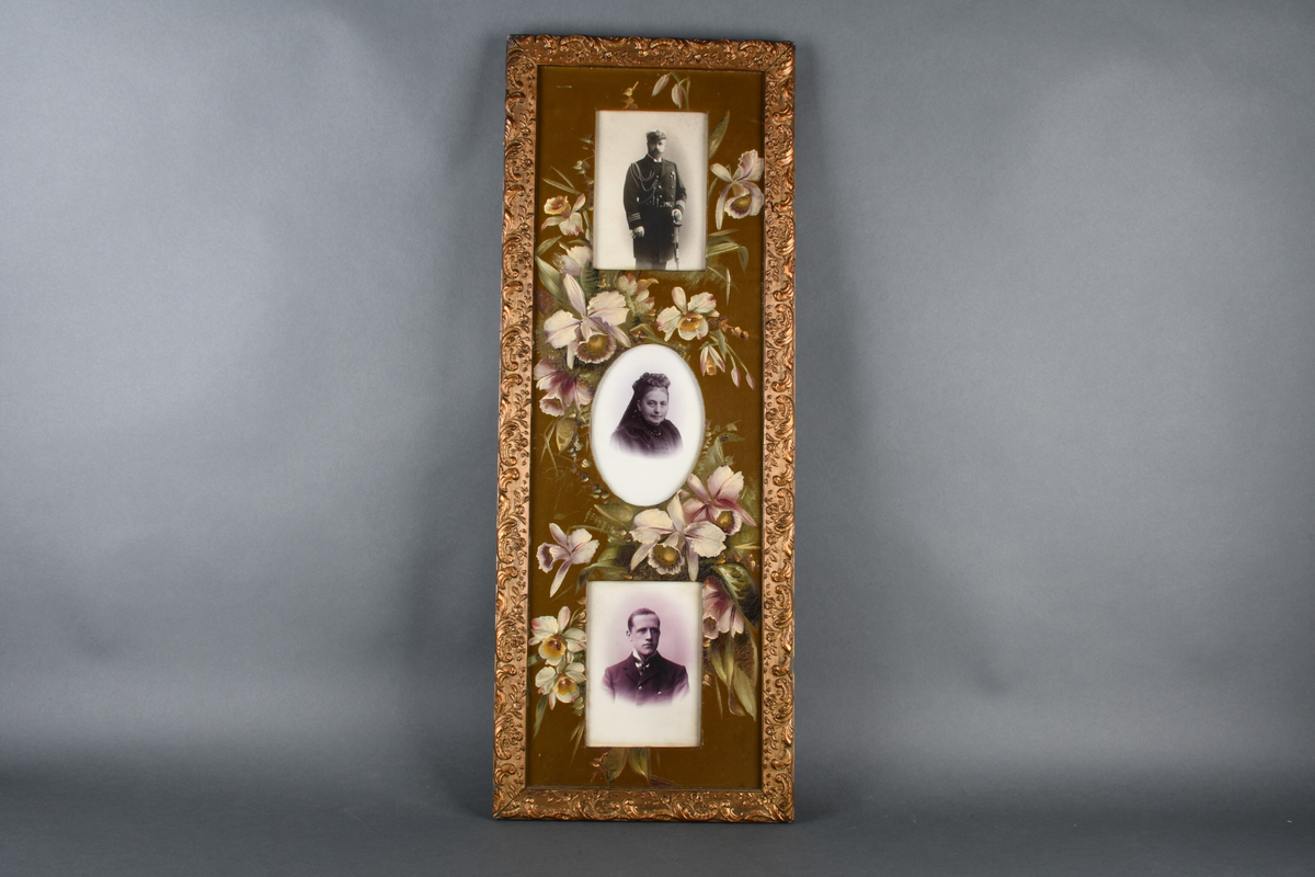Tre enkeltportrett i samme ramme. En eldre mann med skjegg i marineuniform, øverst, kvinne i midten med enkeslør, ung mann med cravatte og slipsnål nederst. Passepartout er dekorert med håndmalte blomster, rammen er forgylt med dekor i nyrokkostil.