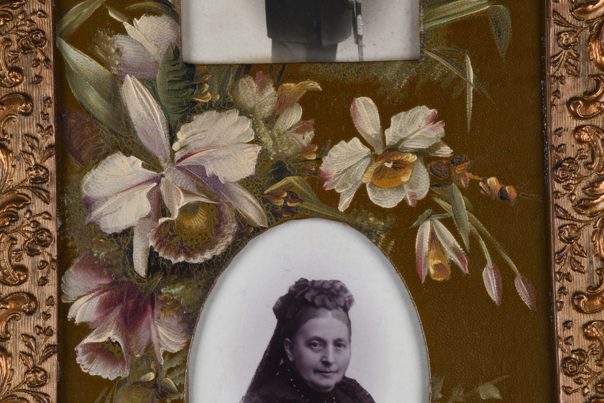 Tre enkeltportrett i samme ramme. En eldre mann med skjegg i marineuniform, øverst, kvinne i midten med enkeslør, ung mann med cravatte og slipsnål nederst. Passepartout er dekorert med håndmalte blomster, rammen er forgylt med dekor i nyrokkostil.