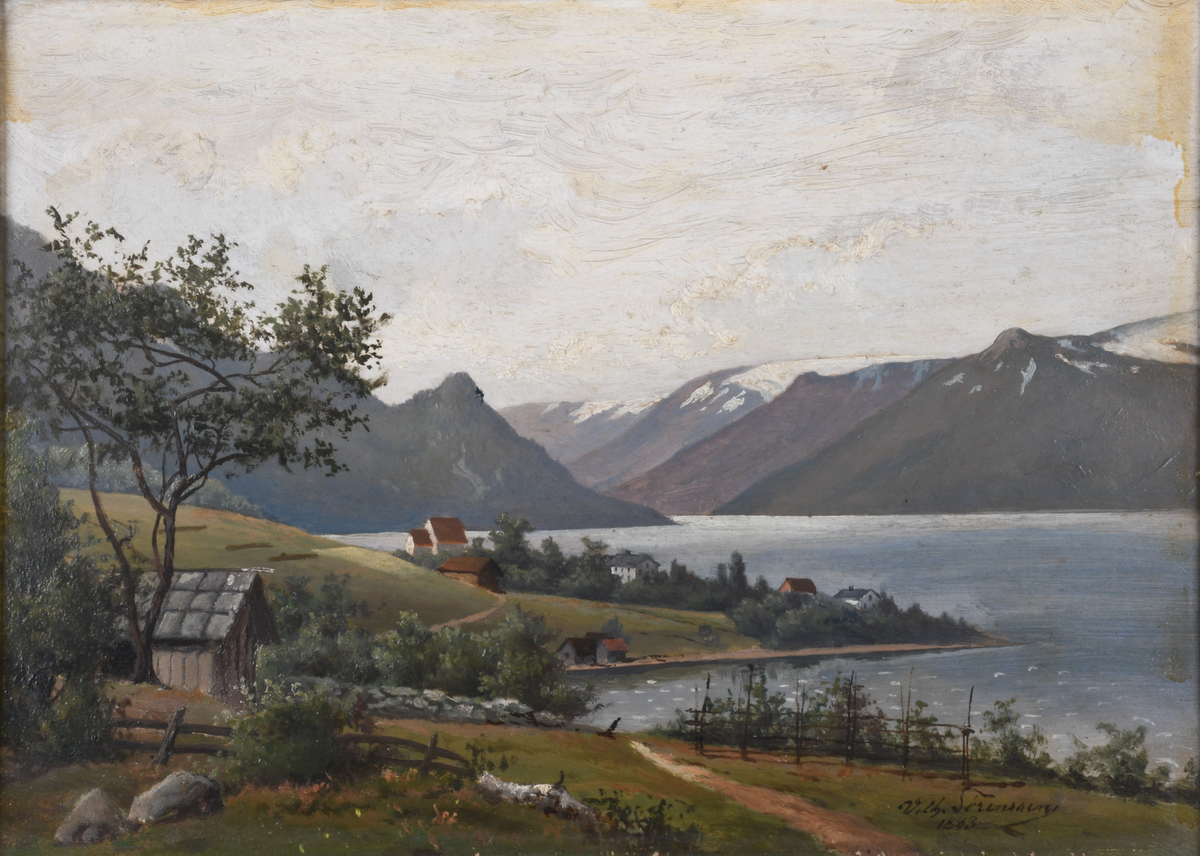 Fjordlandskap i Ullensvang kommune i Hardanger i Vestland. Sikt ut mot fjordarmen fra høyet utsiktpunkt. På flat slette ned mot fjorden ligger den hvite Kinsarvik steinkirken, noen få hus og båthus. Fjellkjede med Folgefonna isbre i bakgrunnen.