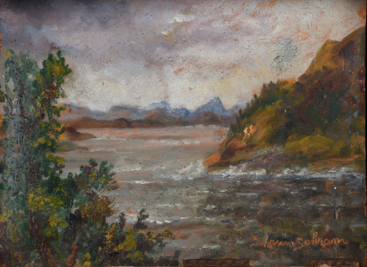 Innrammet landskapsmaleri med rektangulær form. Motivet er fra Sørfjord med Håøytoppen i bakgrunne. Rammen er av tre, har en list innerst og bladdekor i hjørnene.