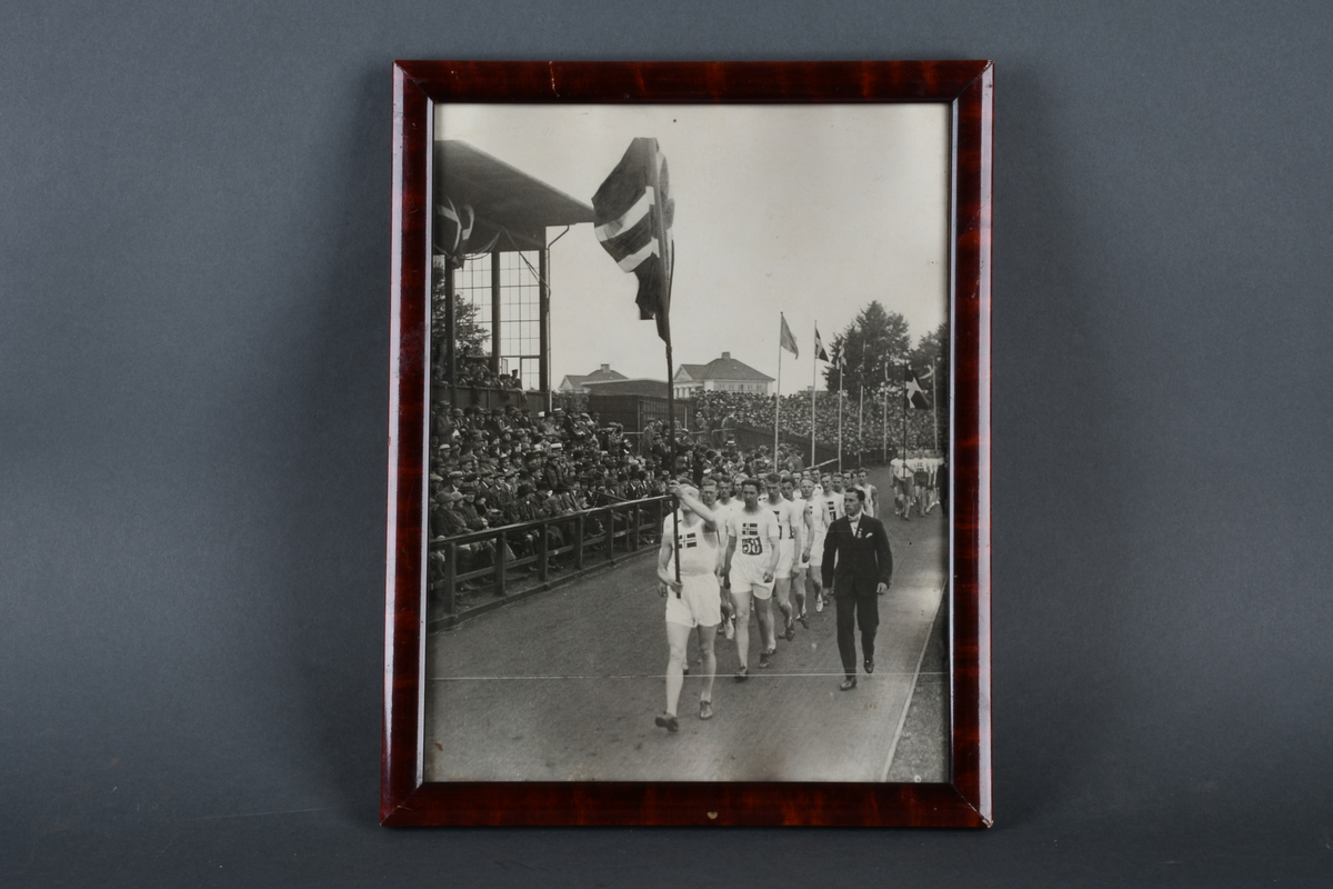 Fra landskamp i friidrett på København Stadion 3. september 1922. Turnertropp med flaggbærer i front.
