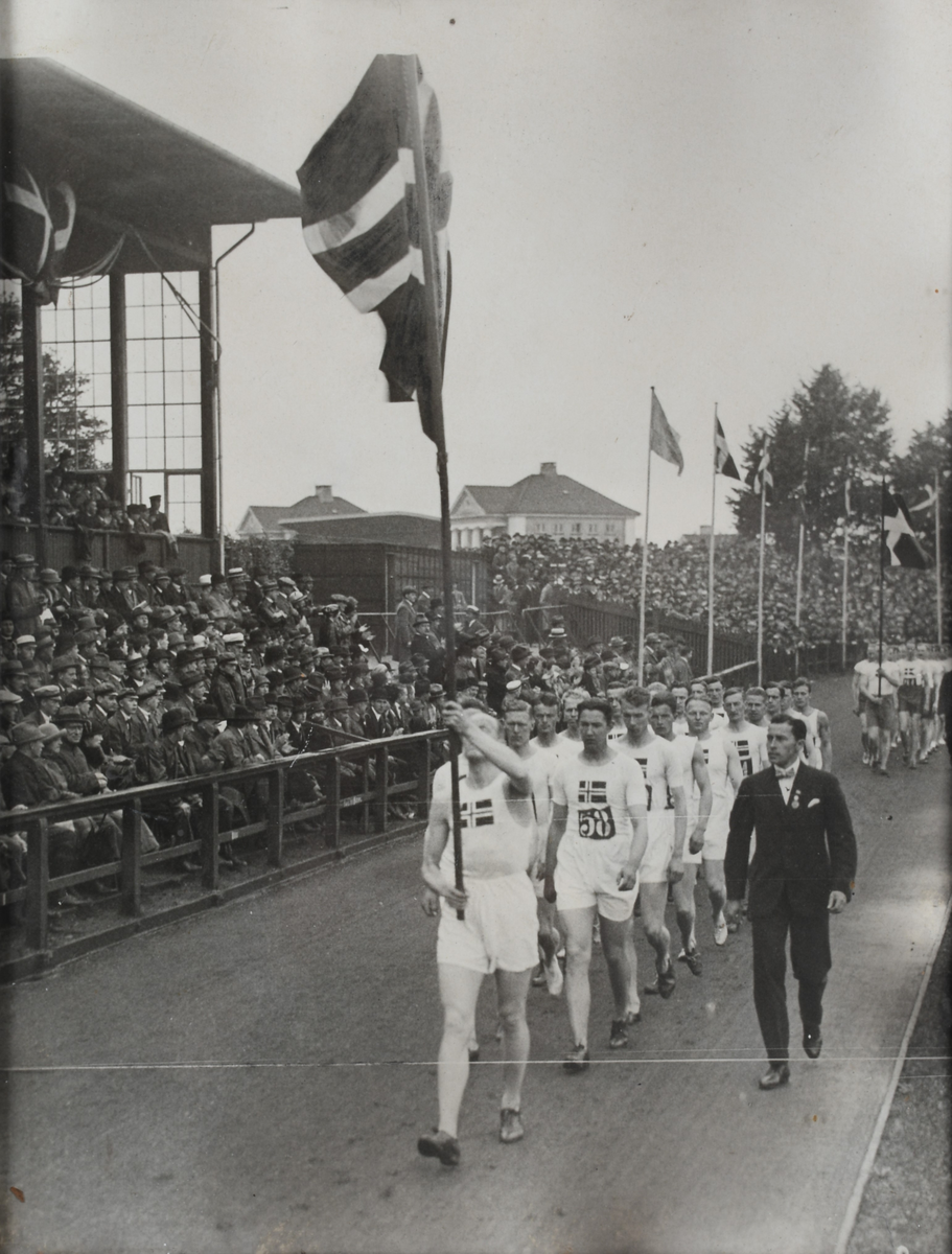 Fra landskamp i friidrett på København Stadion 3. september 1922. Turnertropp med flaggbærer i front.