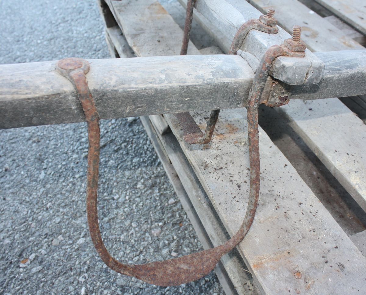 Med trykkfjører og skinnstoppa einmannssete og kuffertsete bak med ryggstø og armlener.

Kjerre for hest med to hjul på aksling. Hjul av tre med 12 eiker og jernskoning. Sete med rygg og armlener. Trebrett for beskyttelse foran sete. Stigbøyler av jern. Bred oppbevaringskasse bak setet.
