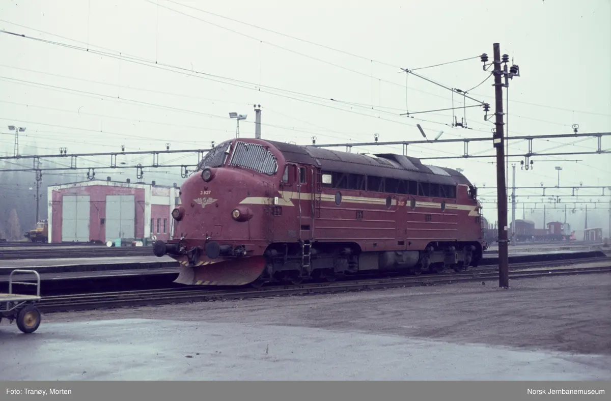 Diesellokomotiv Di 3 627 på Eina stasjon