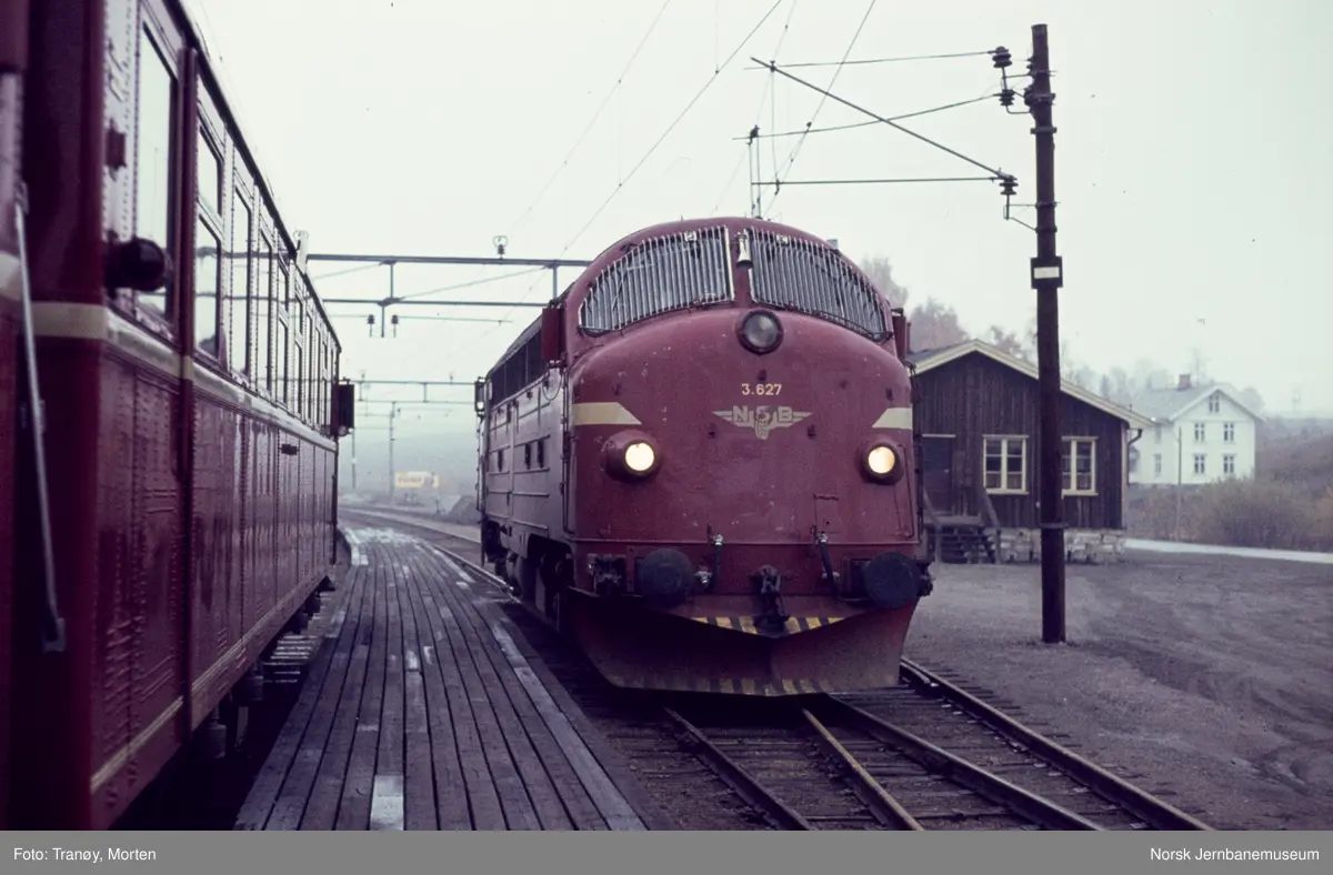Diesellokomotiv Di 3 627 på Eina stasjon