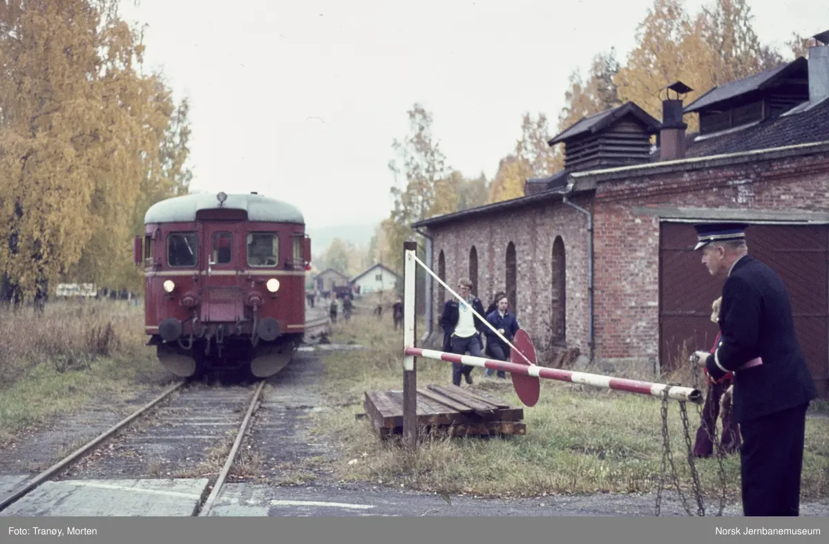 Dieselmotorvogn BM 86 09 med ekstratog for Norsk Jernbaneklubb fra Oslo Ø ved planovergangen på Skreia stasjon