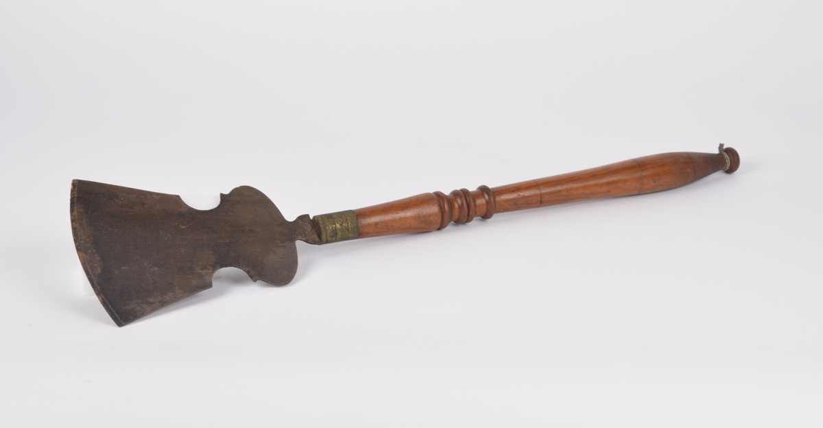 Hakkekniv i metall og tre. Svunget blad og dreid skaft.