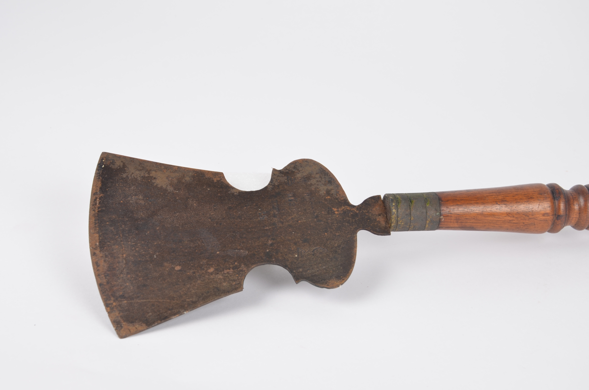 Hakkekniv i metall og tre. Svunget blad og dreid skaft.