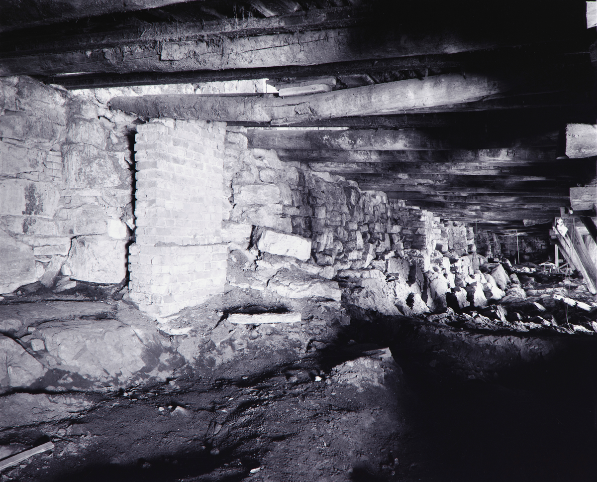 Hamar, Storhamar gård, Storhamarlåven, interiør i kjelleren av nordfløyen under fjøset, fundamenter under fjøset, mot syd vest,