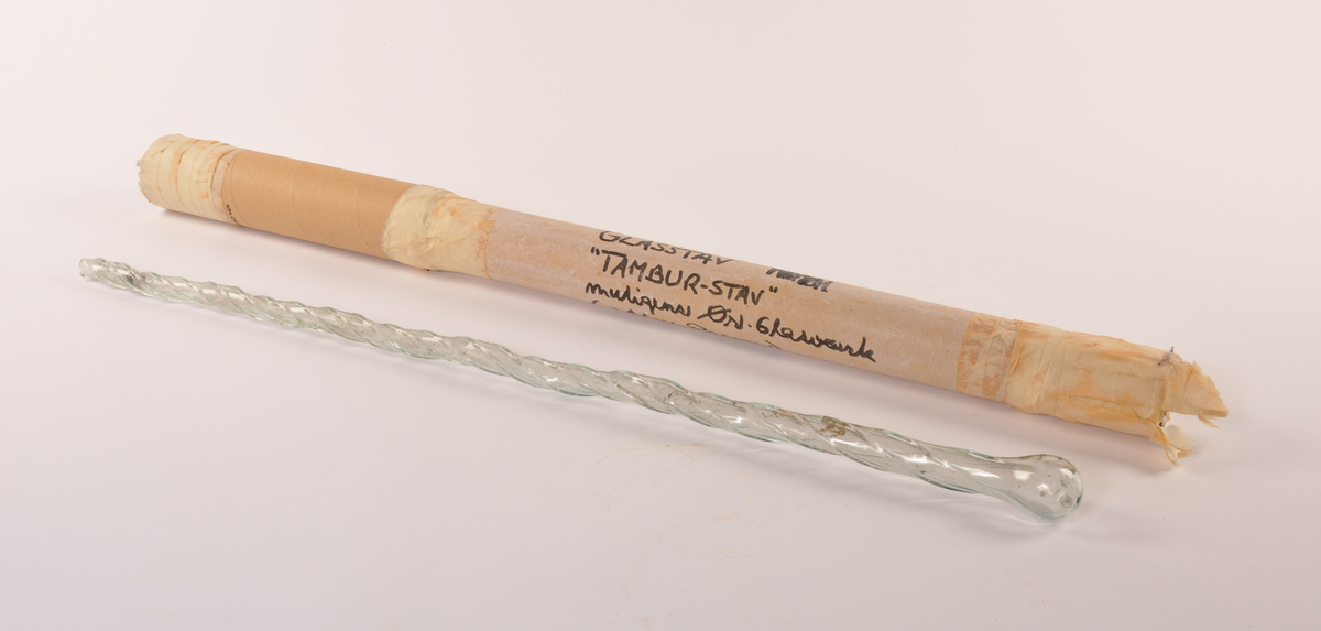 Tamburstav i dreid glass, 47 cm.
